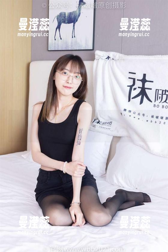 BoBoSocks袜啵啵 - 最新图集：甜甜圈穿制服，这次是认真的还是在玩鬼畜？