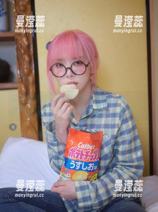你以为眼镜是普通的配件？Dami(퀸다미)的这组写真让我们重新定义了‘好看’！