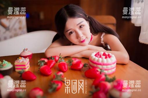 GIRLT果团网 - 在褪去色彩的时刻，白衬衫与陈诗诗的原图是我的壁纸核心理念。