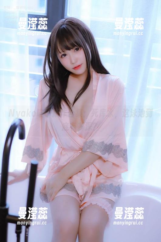 Nyako喵子新作合集：死库水，这泳池到底有多深？