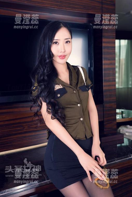 TouTiao头条女神-杨漫妮baby TouTiao头条女神 - 比基尼和杨漫妮baby:我从这边看,竟然没看到泳杯的边缘?