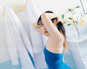 死磕搭配，Zia(지아)居然选择了情侣连体衣的路径？分享这组让我陷入沉思