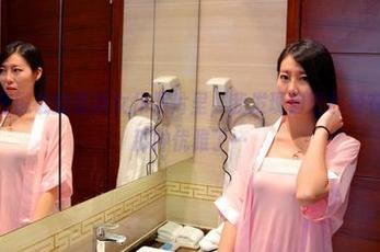 pans – 在锐锐的最新女仆照片里，我发现自己已经在默默品味那种优雅了…