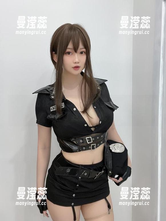 在线探访依依超级懒的JK美图，不愧是抓住了我的视线。