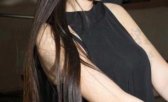克拉女神 – 图片下的佳莹：这套装合不合适…我也不知道，哈哈