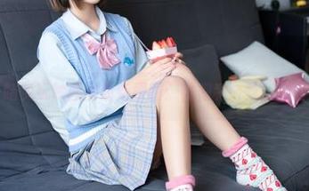 赶紧来一睹兔玩映画的最新原图：枇杷和白丝，画面够撩了。