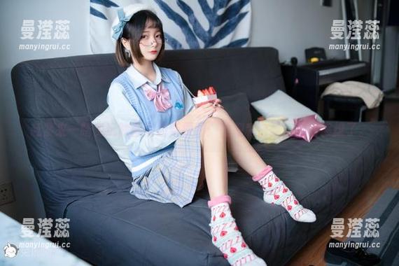 赶紧来一睹兔玩映画的最新原图：枇杷和白丝，画面够撩了。