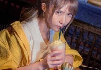 在下萝莉控ii的自拍cos小剧场，图片中的表情和姿势，就像在说：“你们都看到了吗？我很认真的！”