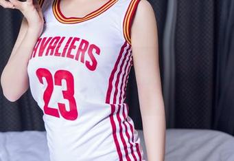 头条女神 – 刘瑾希与奶基的糗事：图片合集，友情提醒：不要在牛面前耍宝。