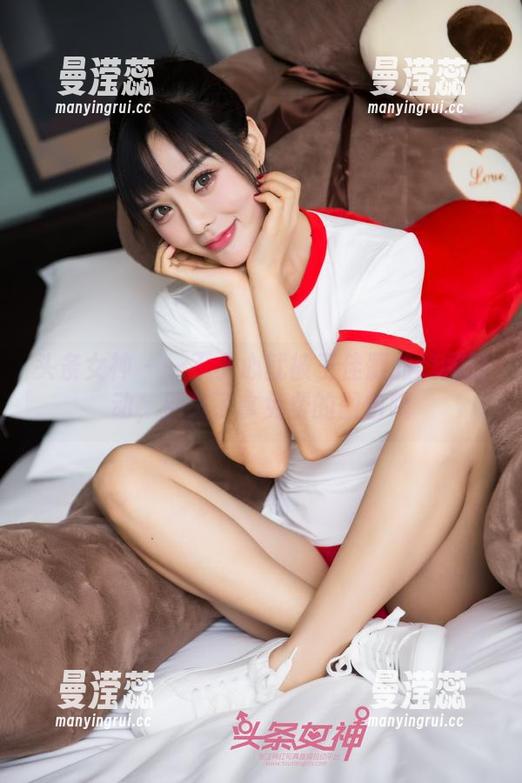 头条女神 - 一不小心就被王佳凝的美腿打动，别忘了拿免费的图包哦