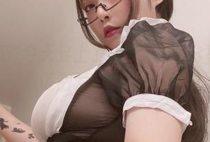 小泉学姐吖今天穿上了礼服，图包分享超简单，保证激发你的穿搭灵感！