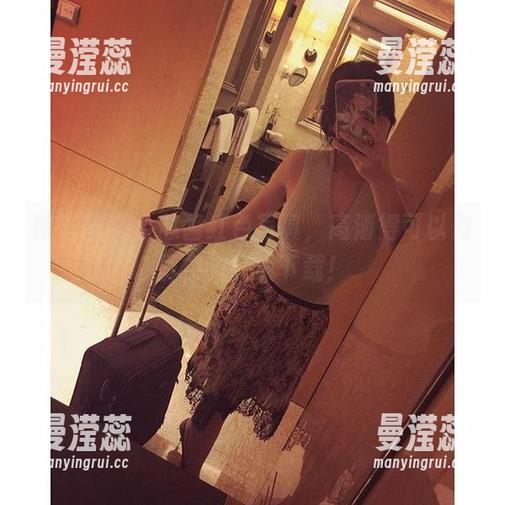 微密圈 - 小芯酱红色写真，高清得可以做屏保，赶紧下载！
