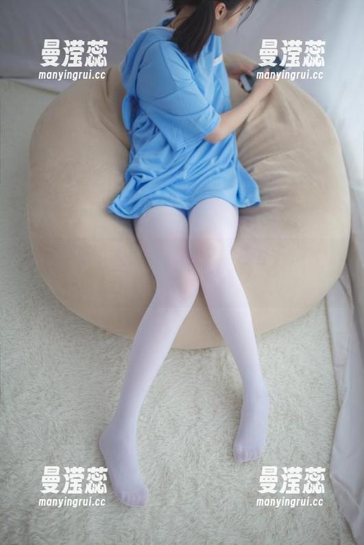 原图在此，少女秩序的白丝萌妹子，像个小精灵一样娇憨。