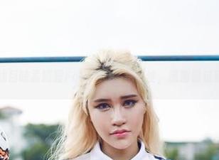 尤物馆 – 在线目睹孟狐狸FoxYini诠释白丝，原图错过就太可惜了！
