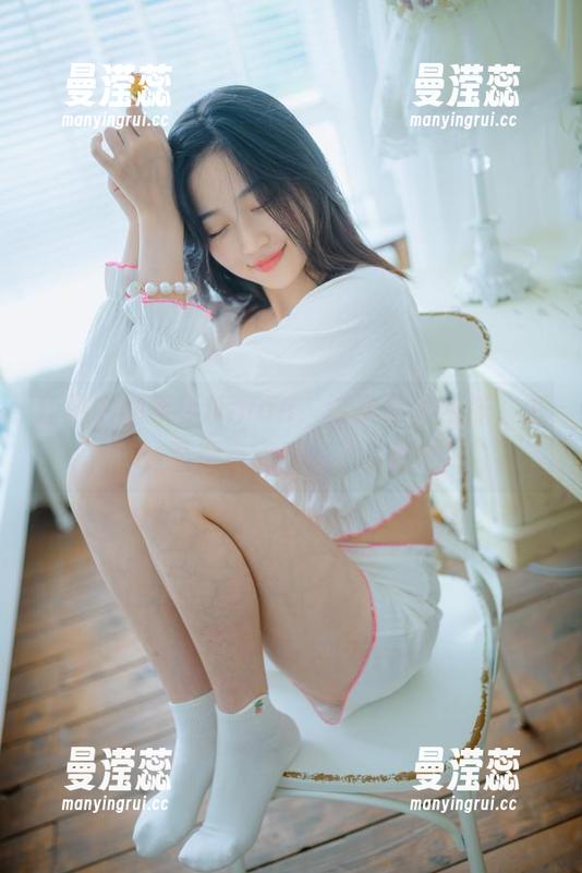 套图中的年年Nnian，这次选了网袜，怎么看都有点不懂了？哈哈