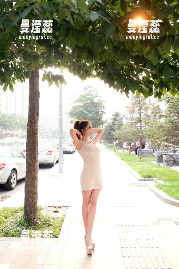 推女郎 - 在家也能多姿多彩：黄可原图更新，你的懒散偶像来了！