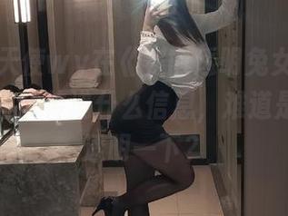 无颜小天使wy在《赛博透明兔女郎》里似乎在向我传递什么信息，难道是要我也透明一下？