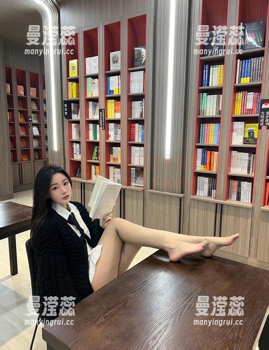 微密圈 - 是小逗逗的黑丝玉足套图合集，警告：看了可能会失眠哦！