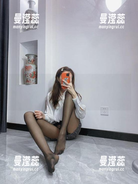微密圈 - 大家快注意杨大乐乐很靠谱的裸足，资源丰富得让人咋舌，图片也很催人欲看！