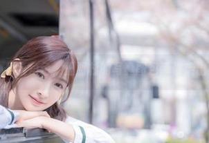 神奇的办公桌角色，王羽杉的写真图包带你走出狭隘职场