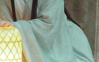 看白莉爱吃巧克力的黑丝照片，直到腿部的细节都让人忍不住想多看几眼，那透视就很微妙…