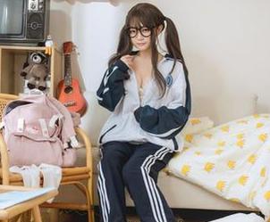 厨房+短款女仆=神沢永莉的私拍原图，谁能拒绝这组合