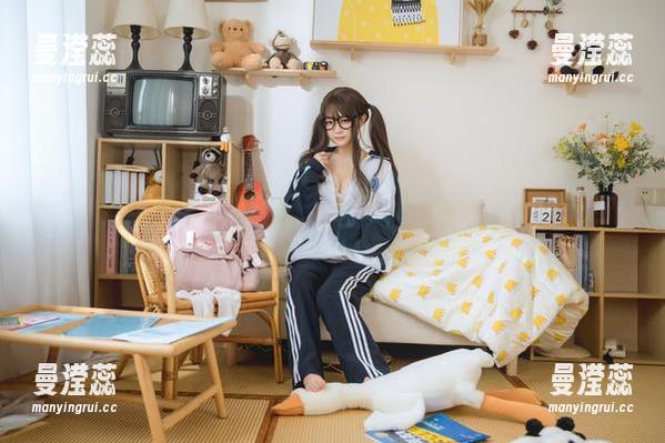 厨房+短款女仆=神沢永莉的私拍原图，谁能拒绝这组合