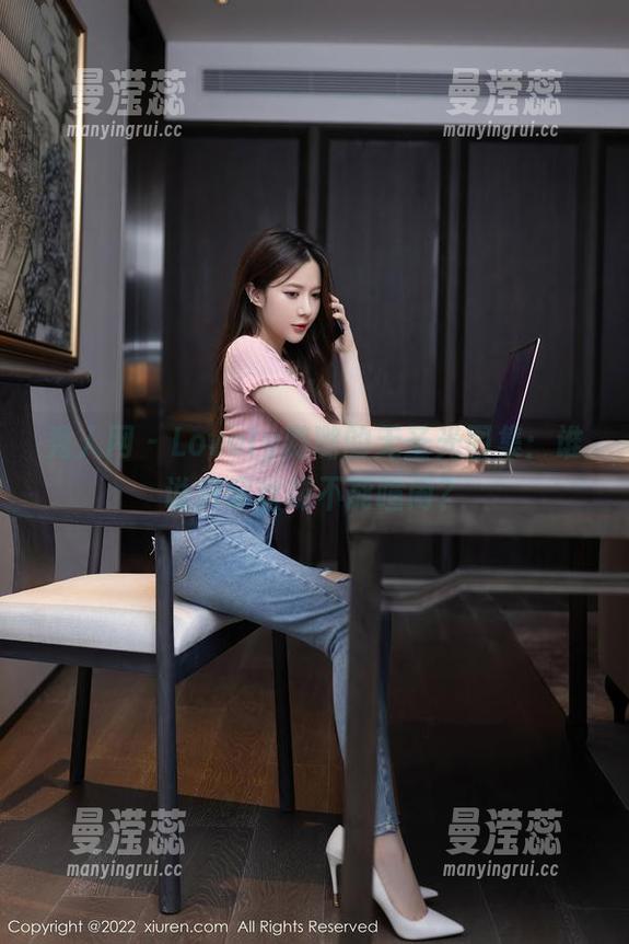 秀人网 - Lovely璐璐的无圣光图集：谁说只穿丝袜不能喧闹？