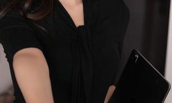 秀人网 – 原图不够看？来拍拍南初妹妹的皮衣合集，我想问，皮衣和沙发哪个更好搭？混乱中求图！