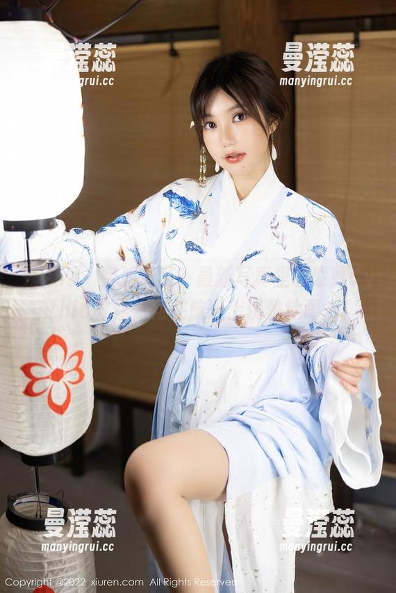 秀人网 - 空姐风范？最新写真里杨紫嫣Cynthia教你如何在航班上优雅地喝水！