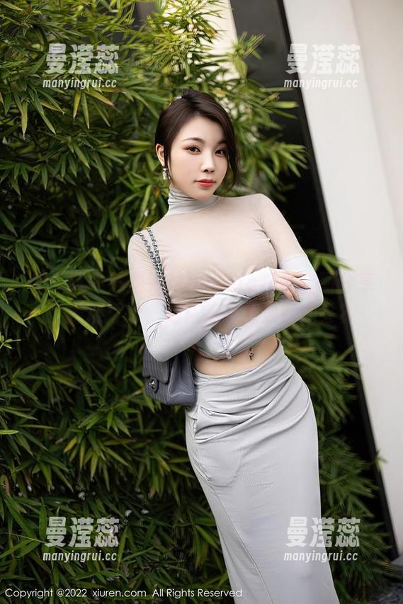 秀人网 - 玛鲁娜Manuela户外套图分享：她这打扮，是在拍照还是在约会？