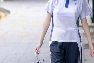 秀人网 – 瑶瑶baby的吊带搭配是条神奇的道路，原图下载悄悄为你铺好路！