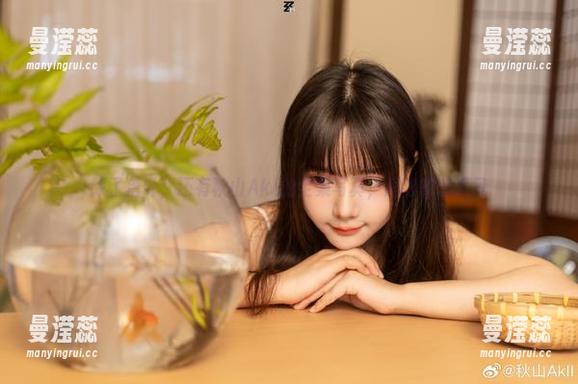 除了落叶，还有秋山AkI的全集写真，超甜的恋爱风