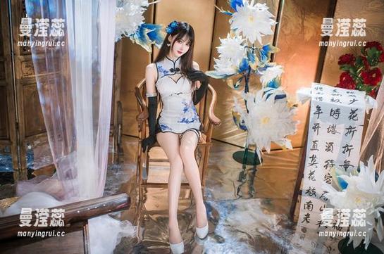 精选作品：羽生三未的小恶魔，红色胶衣像是还有很多话要说。