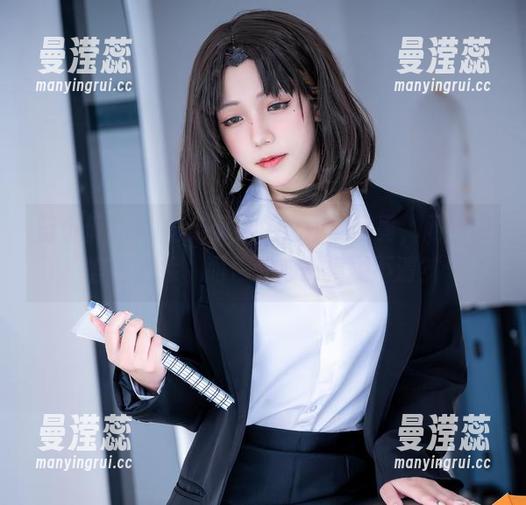 蓝小沂KiKi游走于黑色之间的写真，网盘内容够直接、而你的心却模糊不清？