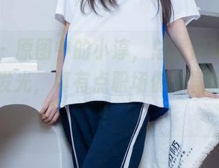 袜啵啵 – 原图中的小淳，总觉得她的银行制服在发光，真有点职场偶像剧的意思啊！