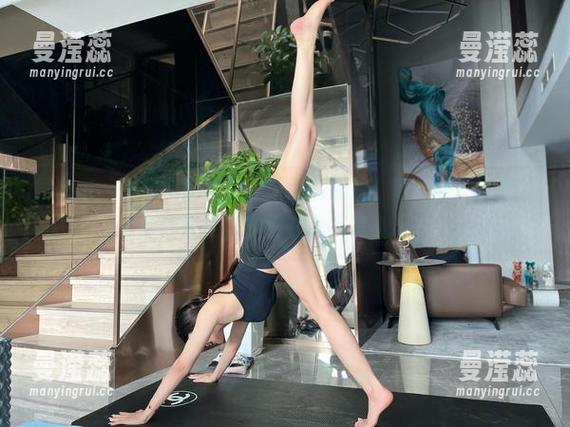微密圈 - 金希儿的海边套图高清加持，这尺寸，这腿，令人咋舌地美，好在我不是小心脏。