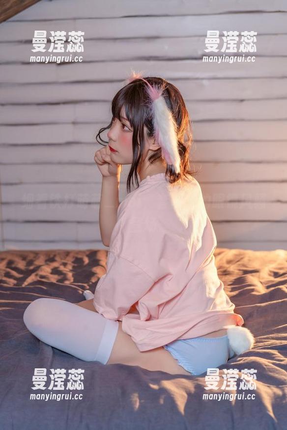 细看铁打萌萌_moi，套图里的眼镜风骚登场