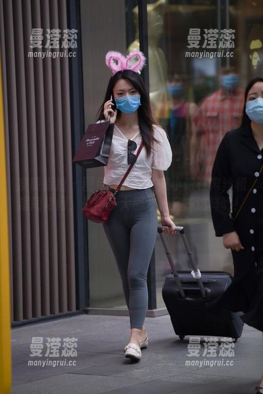 魔镜街拍 - 图包大公开：艾小青在肉丝和超短裙间，是得多大胆才能穿成这样呀！