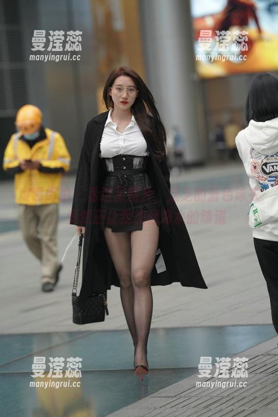 魔镜街拍 - 看这张图片，芝芝的蓝色泳衣，竟然还让我想起海水的味道