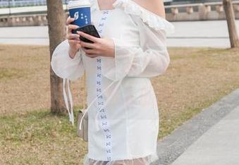魔镜街拍：黑色丝袜职业装的女人，就像强大又迷人的风。