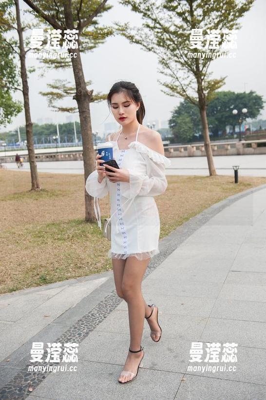 魔镜街拍：黑色丝袜职业装的女人，就像强大又迷人的风。