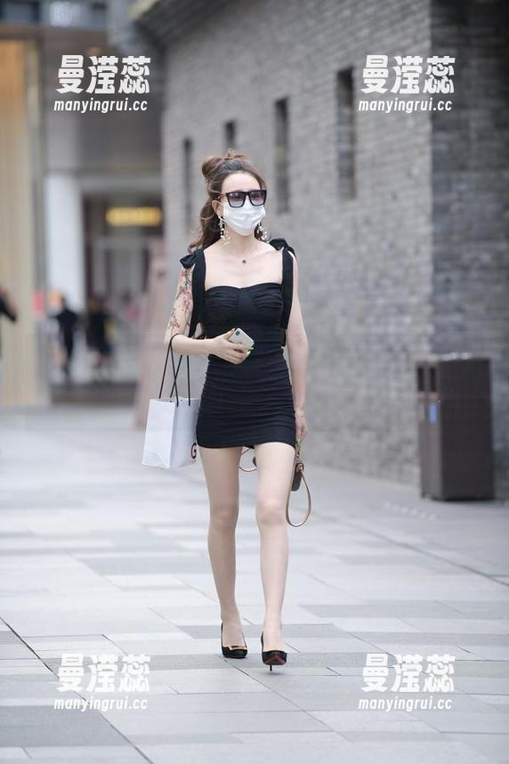 魔镜街拍全套出炉，短裙肉丝红高跟，难道原图就是这个味道？