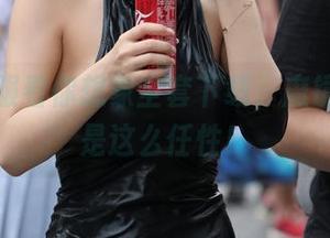 白色制服看你想象全套下载，魔镜街拍就是这么任性！