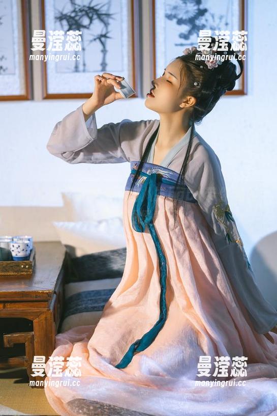 图片里闪闪发光，鹿八岁baby带你进入油亮的顶级秀场！